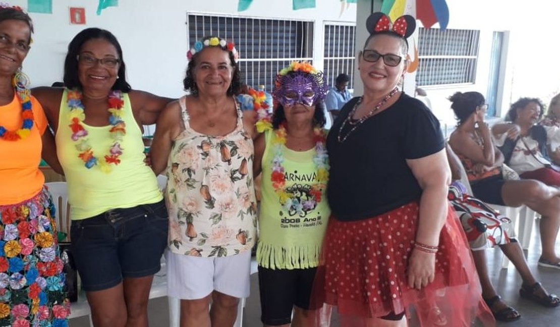 Baile de Carnaval anima idosos do Serviço Convivência
