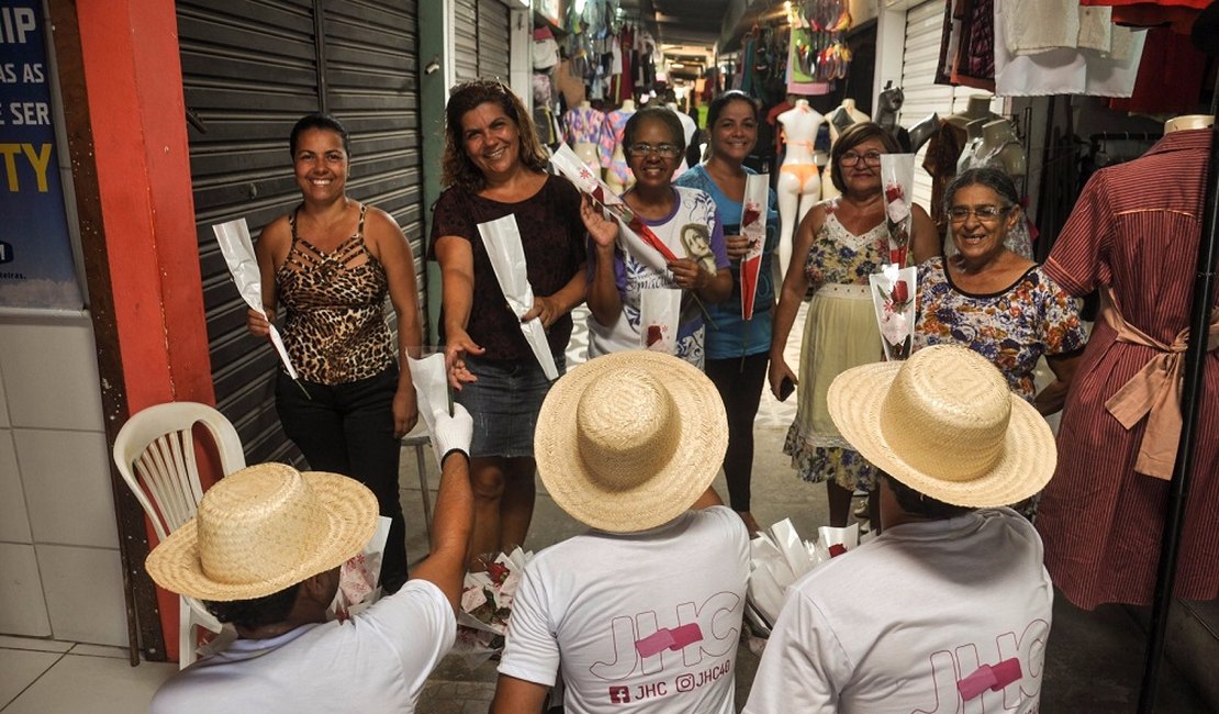 Com 2 mil Rosas, JHC faz homenagem emocionante às Mulheres de Alagoas