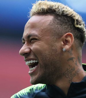 Após não se apresentar ao PSG, Neymar joga futevôlei em SP