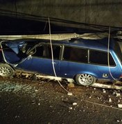 [Vídeo] Poste cai em cima de carro durante acidente e vítimas sobrevivem 