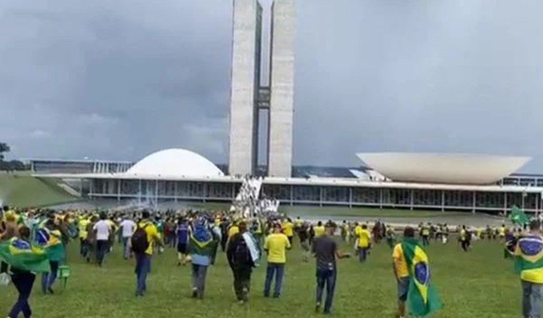 Bolsonaristas invadem o Congresso Nacional em manifestação antidemocrática