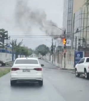 Poste de energia pega fogo e assusta condutores de veículos,  em Arapiraca