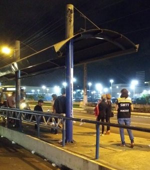 Fiscalização da SMTT evita queima de parada de ônibus em Maceió