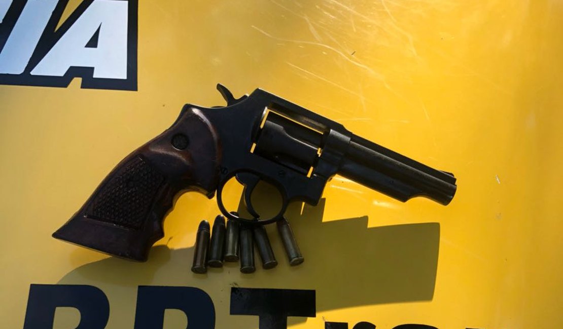 Motociclista é preso com arma e munições escondidas em bolsa feminina