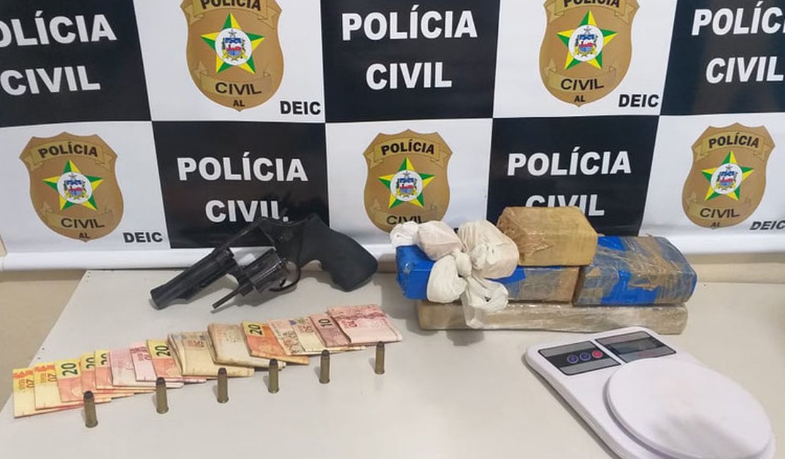 Mulher é presa com drogas escondidas em piso falso de casa em Rio Largo