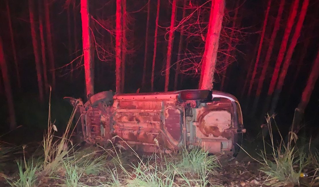 Motorista perde o controle de veículo e cai em ribanceira, na zona rural de Japaratinga