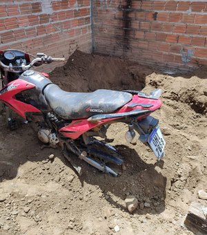 Moto roubada é descoberta enterrada no quintal de uma residência em Porto Real do Colégio