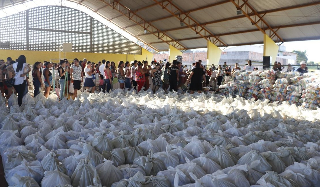 Prefeitura de Porto Calvo entrega mais de 630 cestas às famílias que tiveram casas invadidas pela chuva