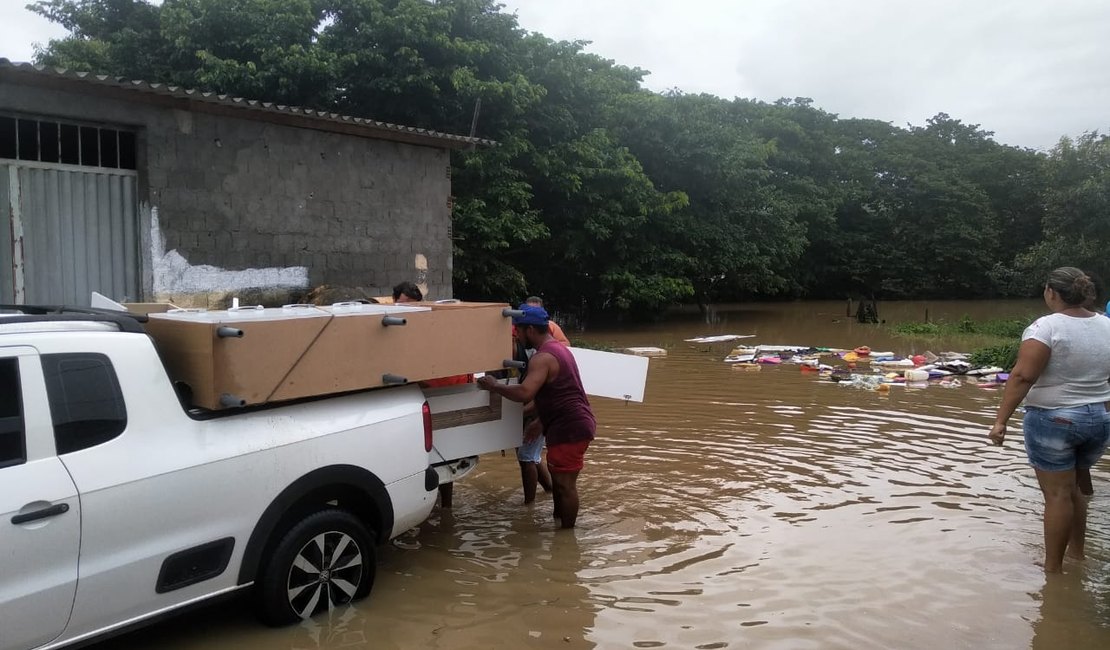 Rio Comandatuba transborda e deixa desalojados em Porto Calvo