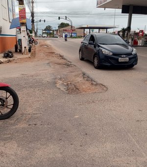 Buraco causa transtornos em avenida de Arapiraca, mas Casal alega não ser responsável pela manutenção