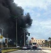 Incêndio em galpão provoca nuvens de fumaça em  Maceió