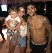 Bruna Marquezine e Neymar posam com bebê e fãs pedem: 'Providenciem um'