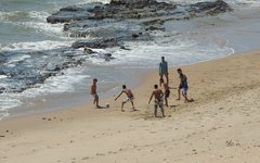 A rapaziada adora jogar futebol de areia na Praia de Barreiras do Boquirão