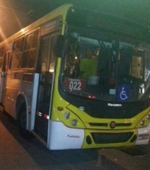 Grupo armado assalta ônibus no São Jorge, em Maceió