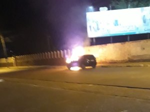 Carro pega fogo em via pública e mobiliza bombeiros em Penedo 