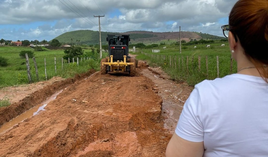 Tainá Veiga determina força-tarefa na recuperação das estradas vicinais de Lagoa da Canoa