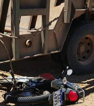 Motociclista vai parar debaixo de caminhão após colisão em reboque no Distrito Pindorama