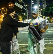 Felipe Titto doa cobertores a moradores de rua em madrugada fria de SP