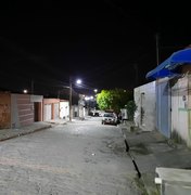 Homem pula muro de residência quebra a perna e é preso por porte ilegal, em Arapiraca