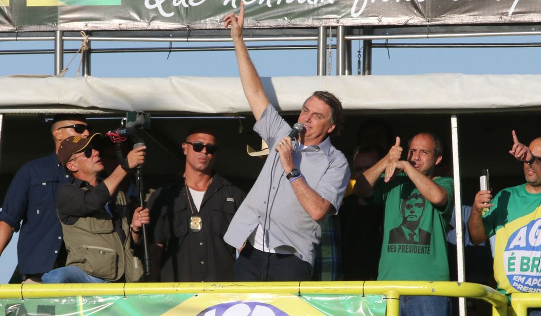 Bolsonaro participa de manifestação de agricultores e religiosos