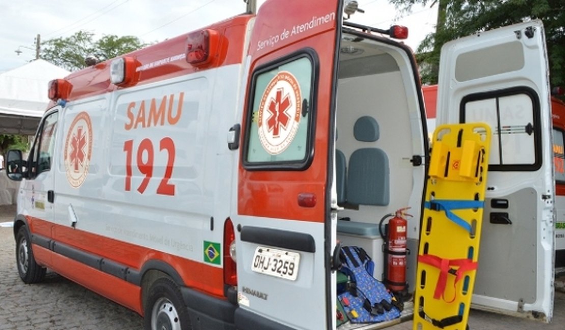 Ambulância, caçamba e van colidem e deixam um ferido no bairro Brasília