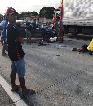 Capotamento de veículo de passeio deixa uma pessoa morta e quatro feridas