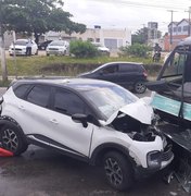 Micro-ônibus colide contra carros e motos e deixa feridos na Serraria