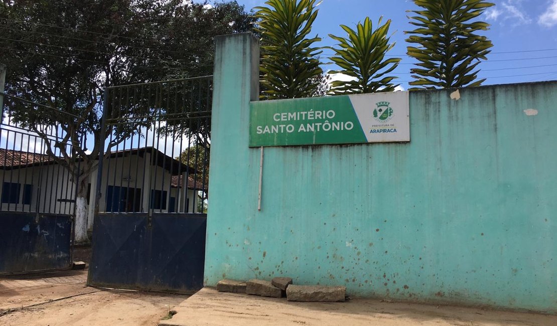 [Vídeo] Após reclamações, cemitério Santo Antônio passa por limpeza em Arapiraca