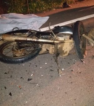 Colisão entre motos deixa uma pessoa morta e duas feridas no Sertão
