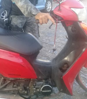 Suspeito pula de motocicleta para não ser preso pela polícia