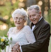 Casal usa mesmos trajes do dia do casamento 60 anos depois