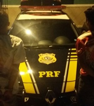 PRF prende dois homens, apreende um menor e recupera veículo