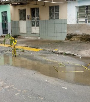Chuva agrava buracos e afeta moradores da Rua Dr. Zeferino Rodrigues, em Maceió