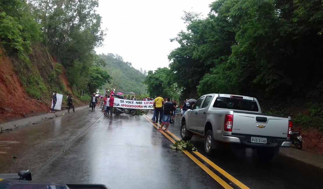 Protestos bloqueiam rodovia federal em Alagoas