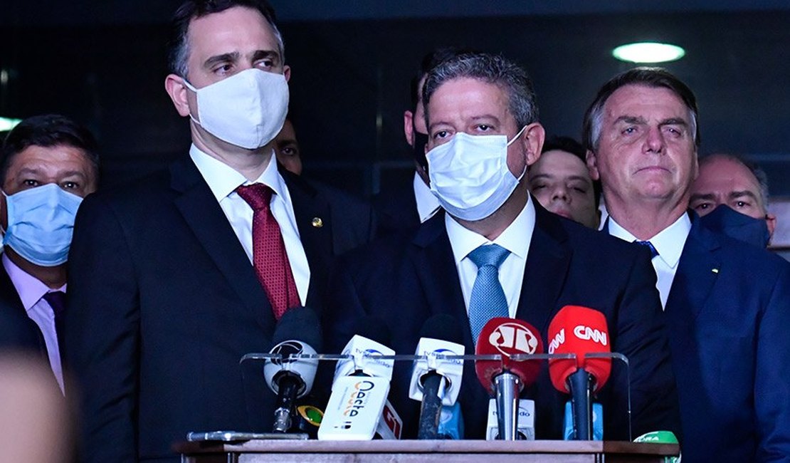 Lira e Pacheco recebem de Bolsonaro MP que autoriza privatização da Eletrobras