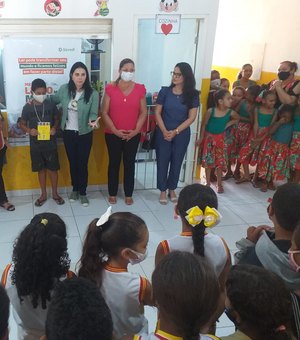 Escola de comunidade quilombola de Penedo recebe doação de livros