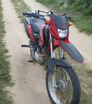 Polícia Militar encontra moto roubada na zona rural de Lagoa da Canoa