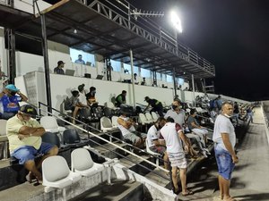 ARAPIRACA: Mesmo com a proibição de público no Estádio Municipal, várias pessoas acompanharam o jogo do Cruzeiro