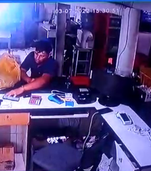 Homem furta celular do caixa de churrascaria enquanto operador se distrai, em Arapiraca