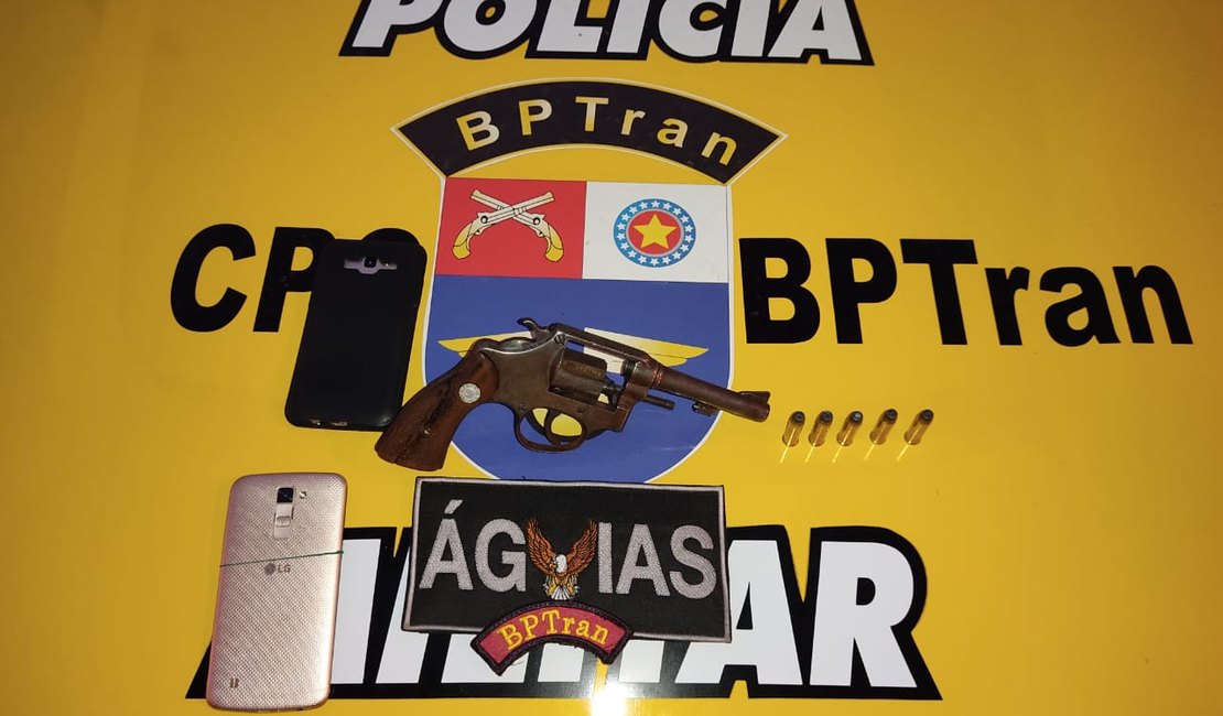 BPPTran prende homem com arma de fogo e outro com mandado de prisão em aberto