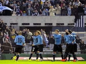 Uruguai e Chile se despedem das torcidas com triunfos
