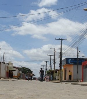 Criminoso invade residência, tranca vítima no banheiro e rouba pertences, em Arapiraca