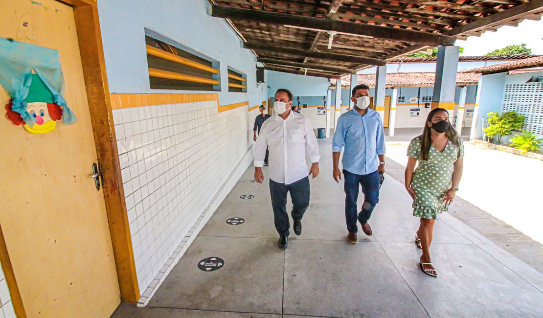 Prefeito anuncia reforma de escola durante visita ao bairro Canafístula