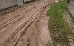 Sem pavimentação e drenagem, ruas do bairro Guaribas ficam tomadas pela lama no período chuvoso 