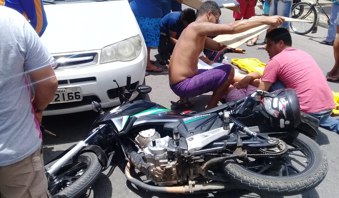 Colisão entre carro e moto deixa homem com fratura exposta
