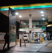 Assaltantes invadem posto de combustíveis e roubam dinheiro e cigarros
