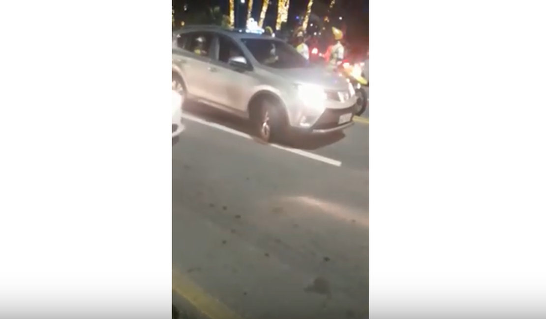 Vídeo mostra policiais militares conduzindo veículo de motorista embriagado
