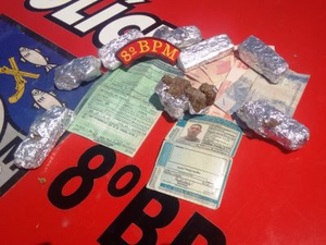 Motorista é preso com maconha e dinheiro em carro às margens da BR-104
