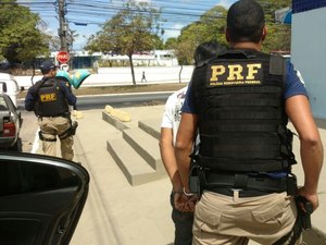 PRF prende dupla suspeita de praticar assaltos em rodovias federais de AL