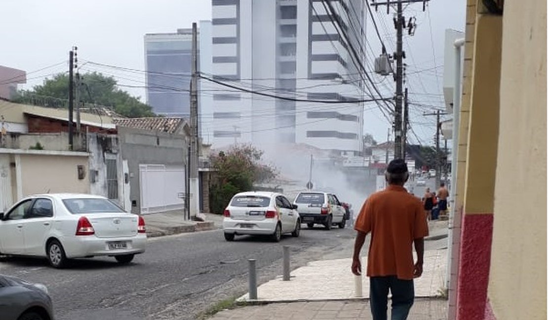 Carro pega fogo e congestiona trânsito no bairro do Farol, em Maceió